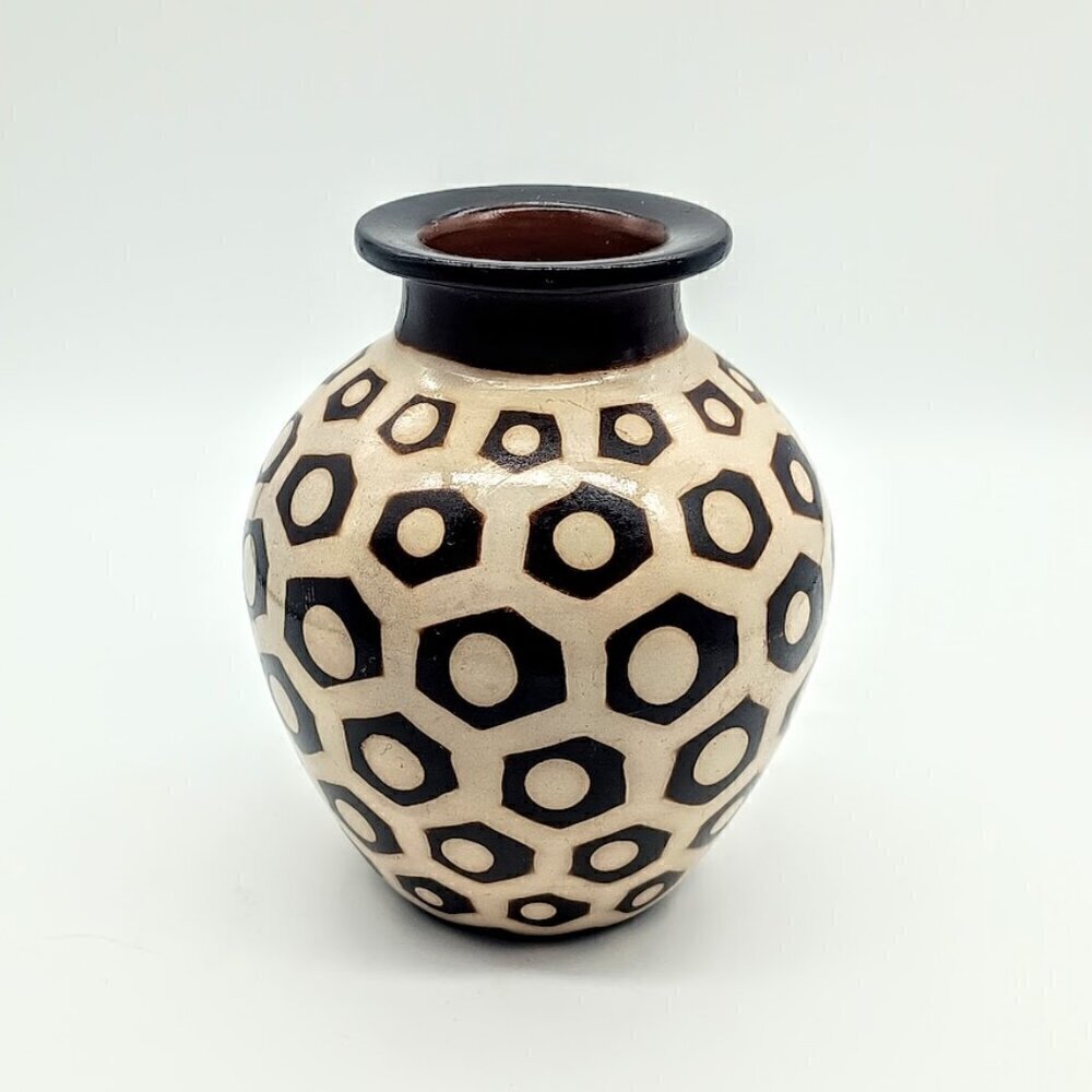 Segundo Carmen Chulucanas Peruvian Pottery Vase